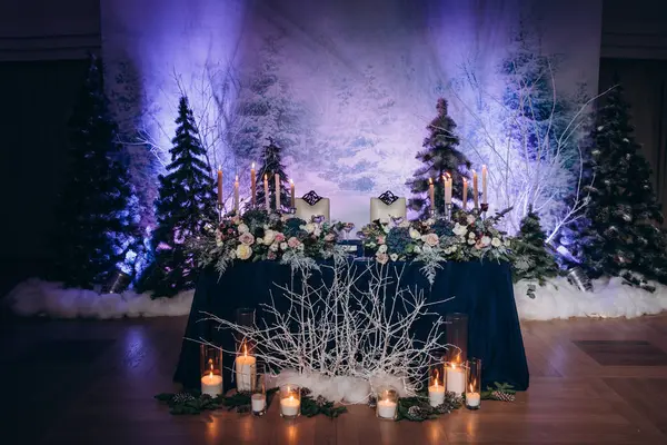 Çiçek dekoru ve mumlarla çok güzel bir sofra.             