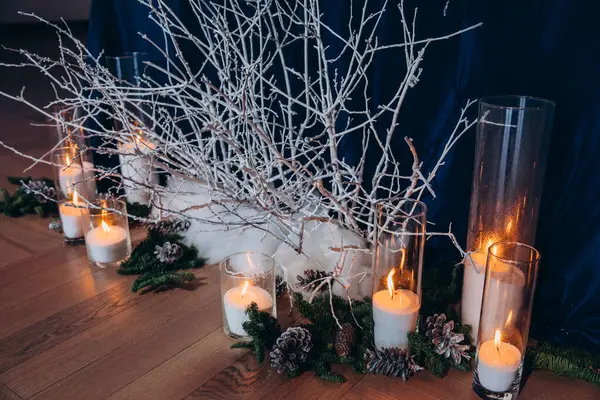Güzel noel süslemeleri, yanan mumlarla dolu rahat bir odada.    