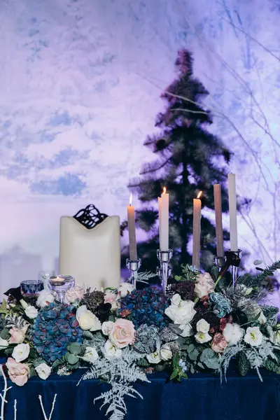 Çiçek dekoru ve mumlarla çok güzel bir sofra.             