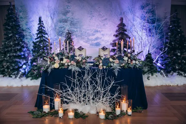 Çiçek dekoru ve mumlarla çok güzel bir sofra.             