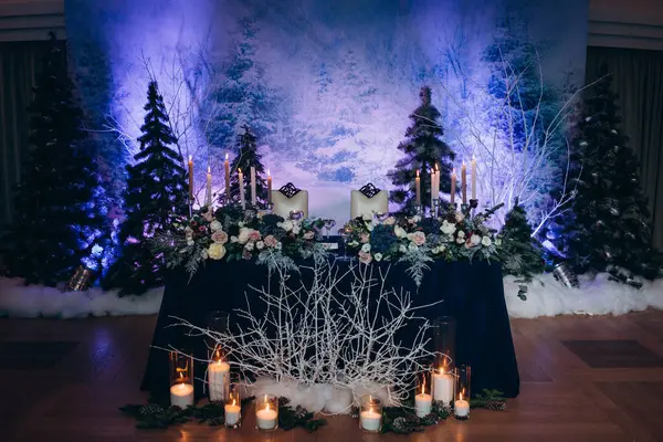 Çiçek dekoru ve mumlarla çok güzel bir sofra.             