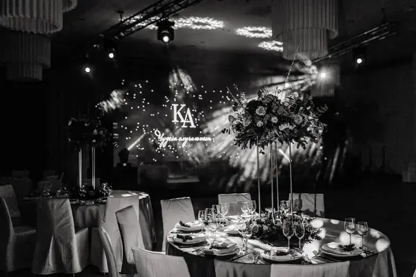 Düğün resepsiyonunda zarif bir masa.                    