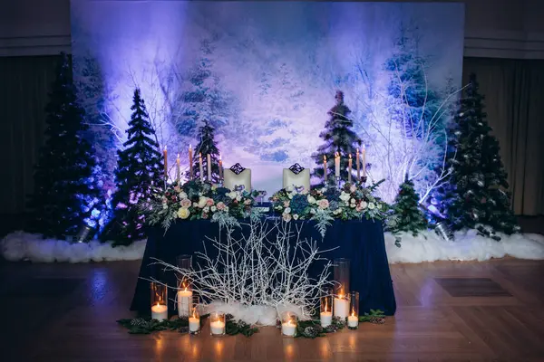 Çiçek dekoru ve mumlarla çok güzel bir sofra.             