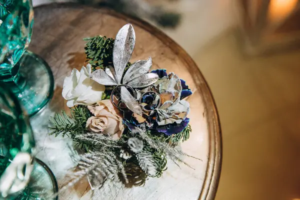 Çiçekli ve alyanslı güzel çiçek kompozisyonu