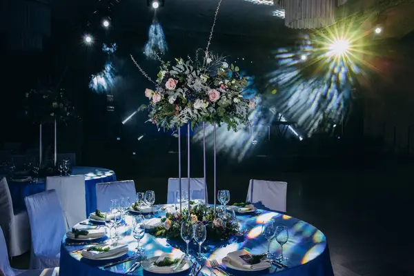 Düğün resepsiyonu için çiçek desenli zarif bir masa.             