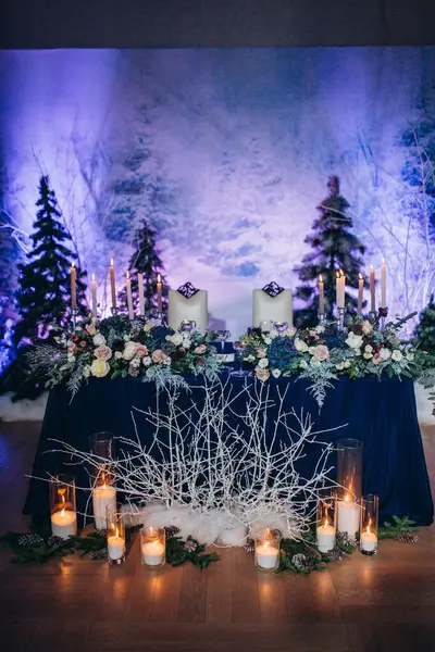 Güzel bir düğün masası. Restoranda mumlar ve çiçekler var.              