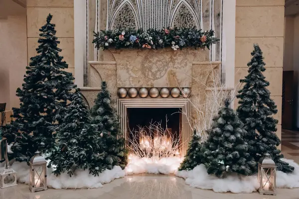 Sıcak şömineli ve parlak mumlu rahat Noel süsleri..