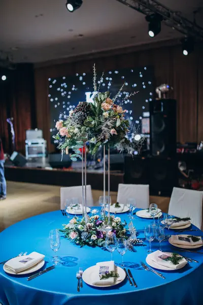 Düğün resepsiyonu için çiçek desenli zarif bir masa.             