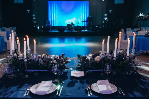 Güzel bir düğün masası. Restoranda mumlar ve çiçekler var.              