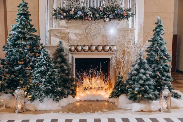 Mumlarla ve köknar ağaçlarıyla süslenmiş güzel Noel süsleri