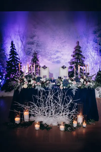 Çiçek dekoru ve mumlarla çok güzel bir sofra.             