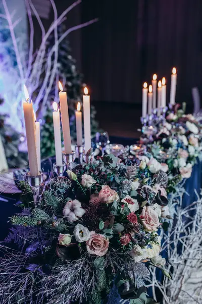 Güzel bir düğün masası. Restoranda mumlar ve çiçekler var.              