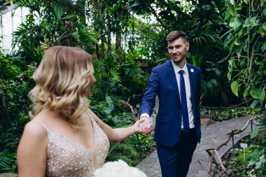 Parkta genç ve güzel bir düğün çifti. düğün günü           