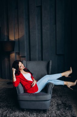 Kırmızı ceketli güzel bir kız. 