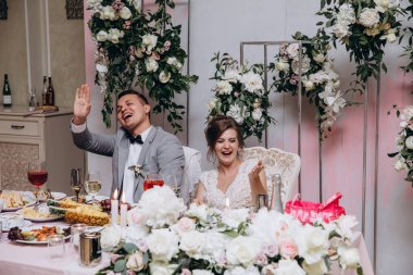 Gelin ve Damat Düğün Resepsiyon. Mutlu yeni evliler           