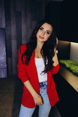 Kırmızı ceketli güzel bir kız. 