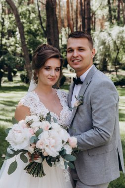 Parkta genç ve güzel bir düğün çifti. düğün günü           