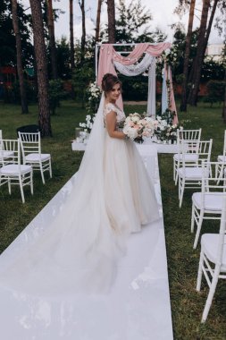 Güzel bir düğün buketi tutan zarif genç gelin.          