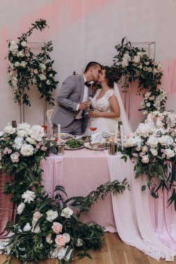 Gelin ve Damat Düğün Resepsiyon. Mutlu yeni evliler           