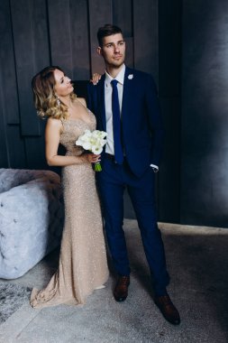 Stüdyoda poz veren güzel bir çift.