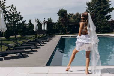 Bilardo masasında poz veren beyaz elbiseli güzel gelin