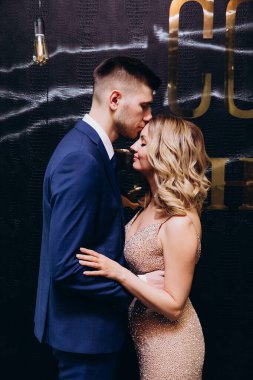 Güzel, genç, yeni evli bir çift. Yakın mesafede.