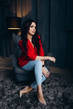 Kırmızı ceketli güzel bir kız. 