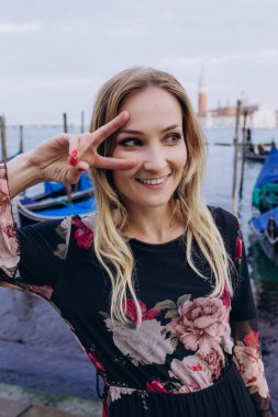 Kadın Venedik, İtalya 'da kamera önünde jestler yapıyor.