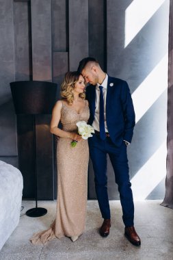 Stüdyoda birbirine aşık genç bir çift. 