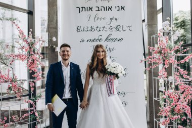 Güzel mutlu gelin ve damat düğün töreninde               