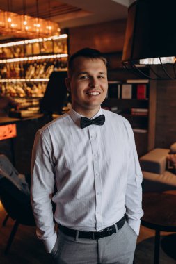 Beyaz gömlekli ve papyonlu genç yakışıklı adam.