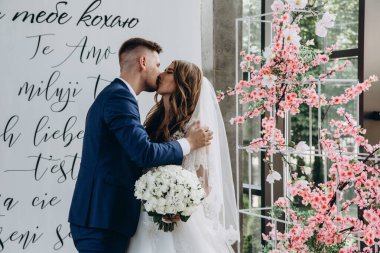 Güzel mutlu gelin ve damat düğün töreninde               