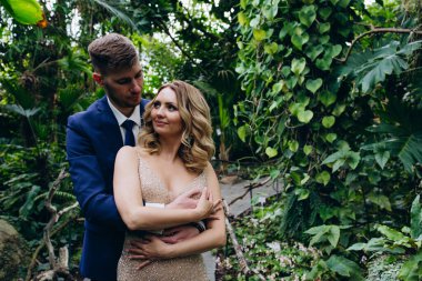 Gelin ve damat bir tropik bahçe 