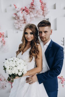 Güzel mutlu gelin ve damat düğün töreninde               