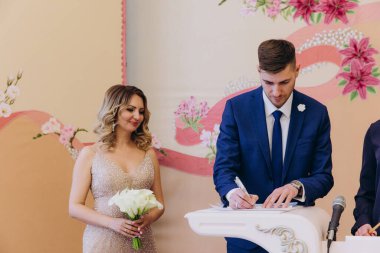 Düğün töreninde gelin ve damat evleniyor..