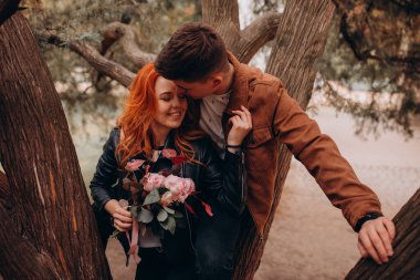 Bahar parkında güzel sevgililer 