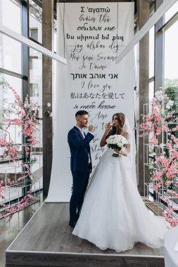 Güzel mutlu gelin ve damat düğün töreninde               