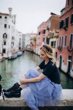 Venedik Kanalı 'nda poz veren kadın 