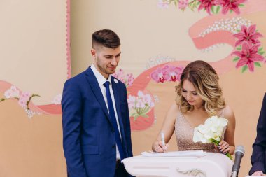 Damat ve gelin düğün töreninde. 