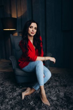 Kırmızı ceketli güzel bir kız. 