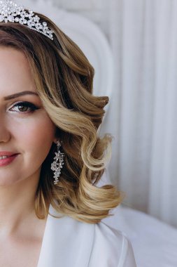 Makyajlı güzel gelin portresi kameraya bakıyor.