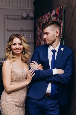 Birbirine aşık güzel, genç, zarif bir çift 