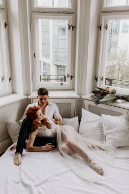 Güzel genç bir çift yatak odasında bir yatakta yatıyor..