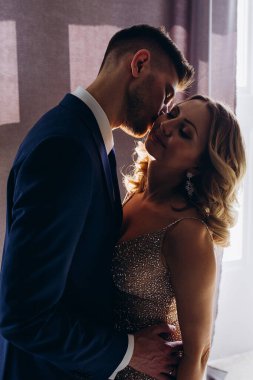 Gelin ve damat otel odasında.