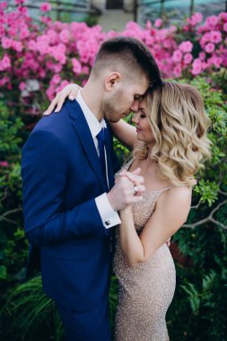 Parkta poz veren mutlu genç çift.