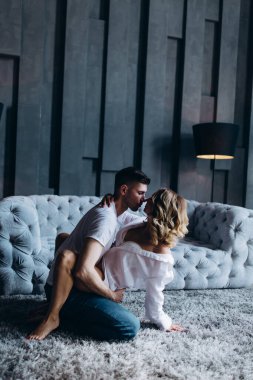 Samimi bir yerde aşık genç bir çift..