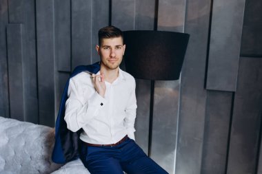 Takım elbiseli yakışıklı bir damadın portresi.