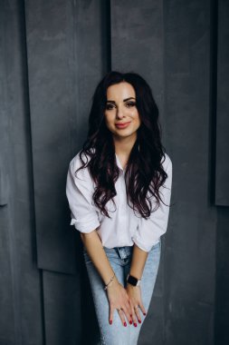 Stüdyoda poz veren güzel esmer kadın.