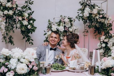 Güzel, mutlu, genç bir çift restoranda