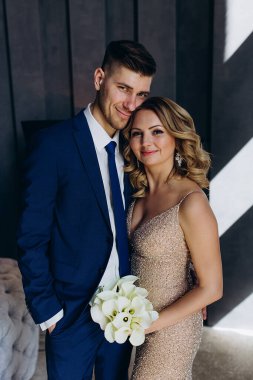 Stüdyoda poz veren genç ve güzel bir çift.